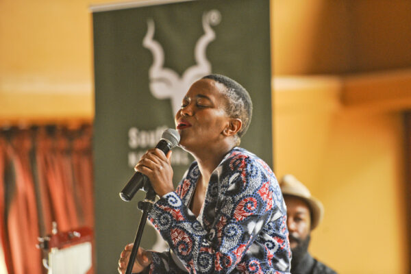 Afro Pop Thiwe Mbola